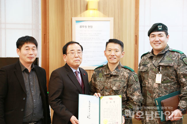 김준성 군수 육군 31사단으로부터 감사장 받아.