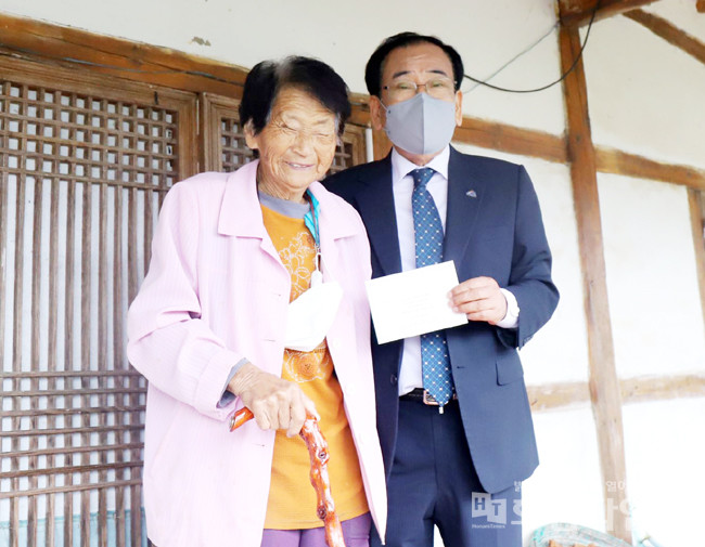 김준성 영광군수, 100세 장수 어르신에게 장수지팡이 청려장 전달.
