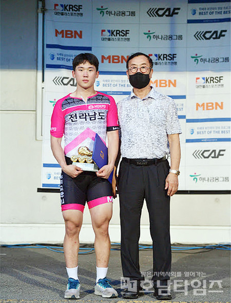 목포대학교 롤러부 대회사진, 최우수선수상을 수상한 임성재 선수(좌측).