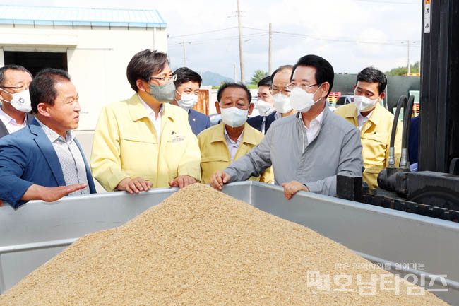 김영록 전라남도지사는 11일 지속적인 쌀값 하락으로 어려움을 겪고 있는 영암통합미곡종합처리장을 방문해 쌀값 하락에 따른 지원 대책 마련을 지시했다.