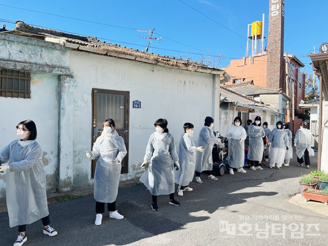 목포혜인여자고등학교(교장 문승지)가 죽교동 취약계층에 ‘사랑의 연탄 나눔봉사활동’을 펼쳤다.
