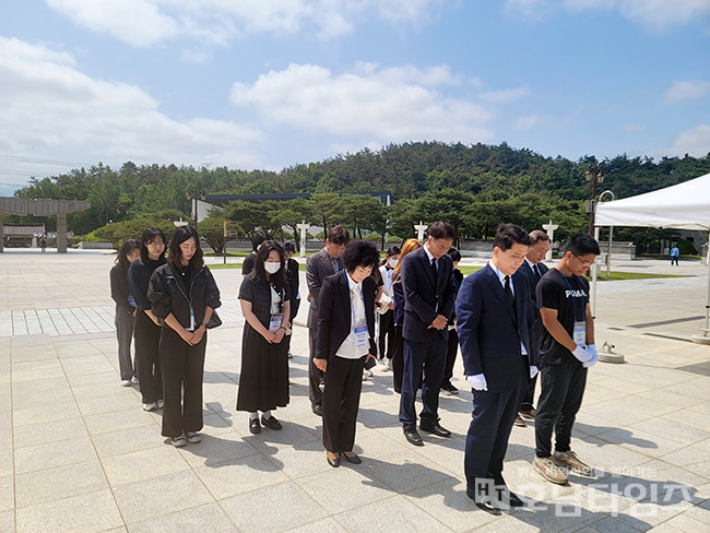 신안교육지원청, “정의·연대·실천으로 계승” 국립 5·18민주묘지 참배.