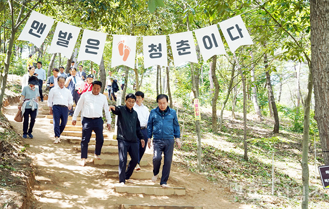 박홍률 목포시장과 시민들이 옥암동 신도심에 위치한 초당산을 맨발로 걸으면서 건강과 힐링의 시간을 함께하고 있다.