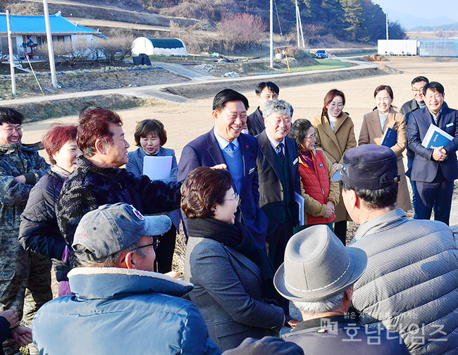 마을 주민들과 환담을 나누고 있는 김한종 장성군수.