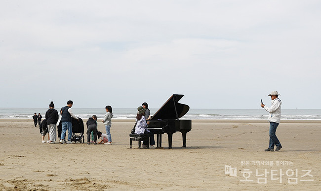 신안군 자은도 양산해변의 피아노 포토존, 인기몰이.