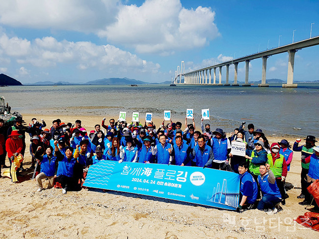 신안군(군수 박우량)이 지구의 날(4월 22일)을 맞이하여 환경보호를 위한 캠페인을 펼쳤다.