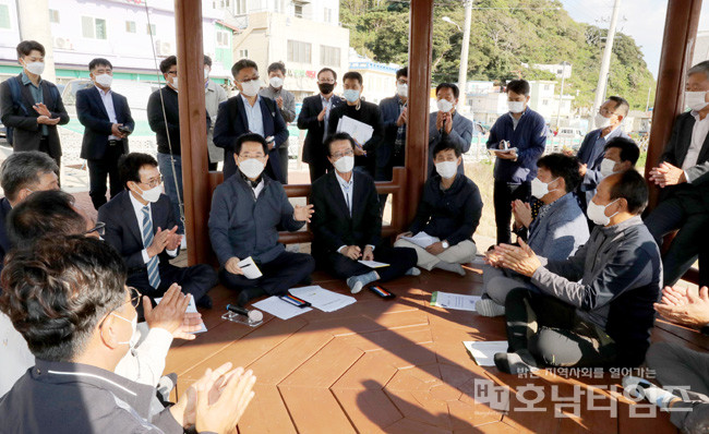 김영록 전남지사가 신안 가거도를 찾아 민생현장을 점검했다.