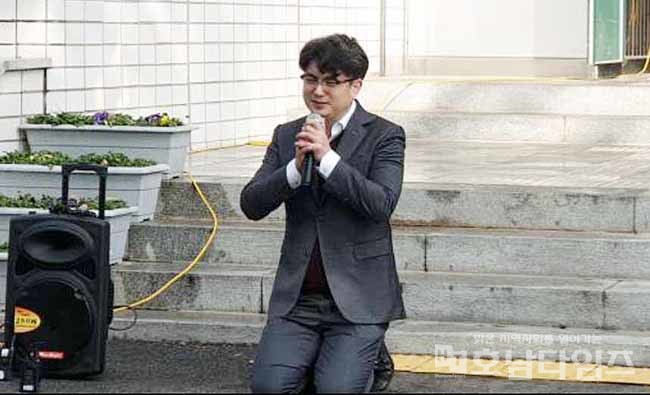 김훈 목포시의원이 지난 3월 목포시의회 앞에서 검찰조사 결과 무혐의를 받았다는 기자회견을 갖고 있다.