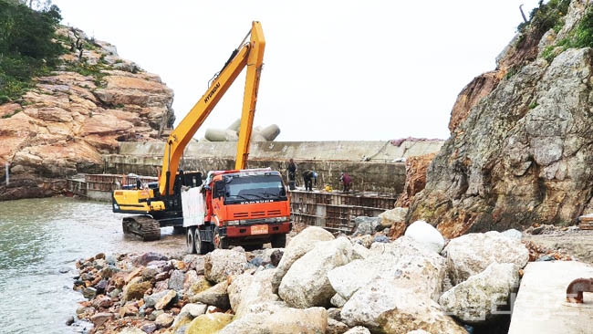 태풍 링링으로 인한 피해를 입은 어항시설에 대한 복구공사현장이다.