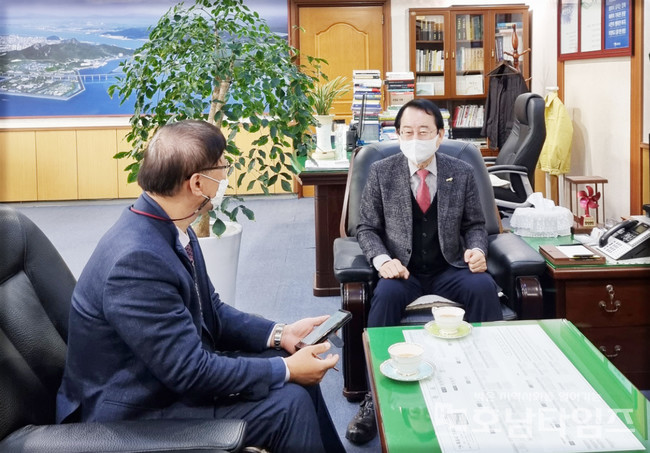 본보 정진영 대표가 김종식 목포시장과 신년 대담을 하고 있다.