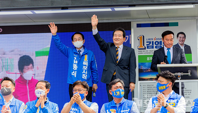 목포역 광장 민주당 김종식 목포시장 후보 출정식에 정세균 전 총리가 참석했다.