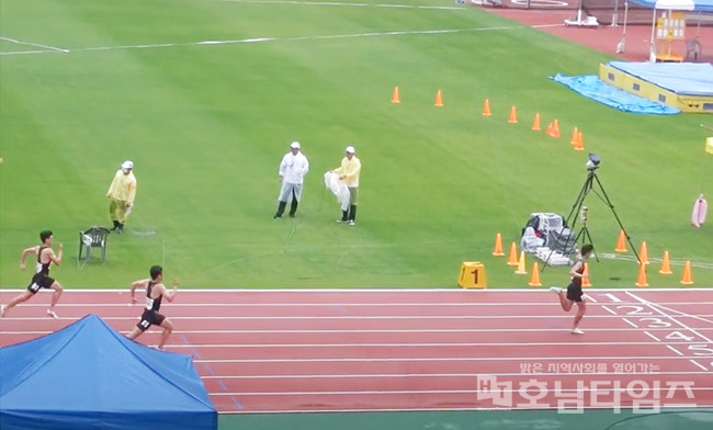 문태고 조상현 선수가 육상 400m 허들 종목에서 54.01초의 기록으로 금메달을 획득했다.