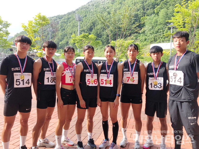 전남체육고등학교 4X400mMR 두팀 U-18, 선수권 단체사진.