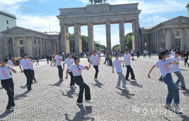 브란덴부르크문 광장에서 통일을 춤추다 공연 사진.