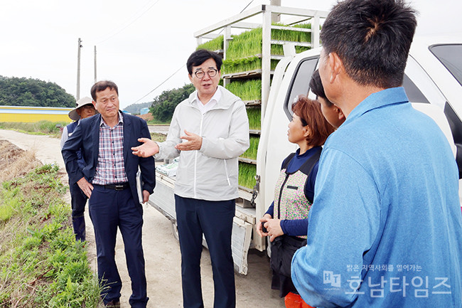 김성 장흥군수, 모내기 들녘 찾아 농업인과 소통 시간을 가졌다.