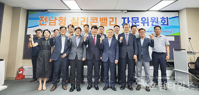 전라남도는 19일 서울에서, 국내 최초로 전면적 네거티브 규제를 도입하는 ‘글로벌 혁신 특구’를 유치해 ‘전남형 실리콘밸리’를 조성하기 위한 자문위원회를 열어 에너지신산업 규제자유특구 고도화 방안을 논의했다.