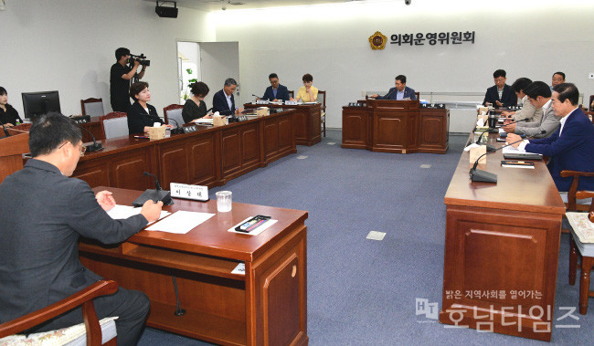 광주시의회 광주사회서비스원장 인사청문특위 업무 보고 진행 사진.