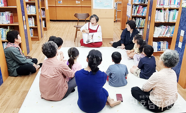 영암도서관, 어르신이 아이들에게 책 읽어주는 시범사업 진행.