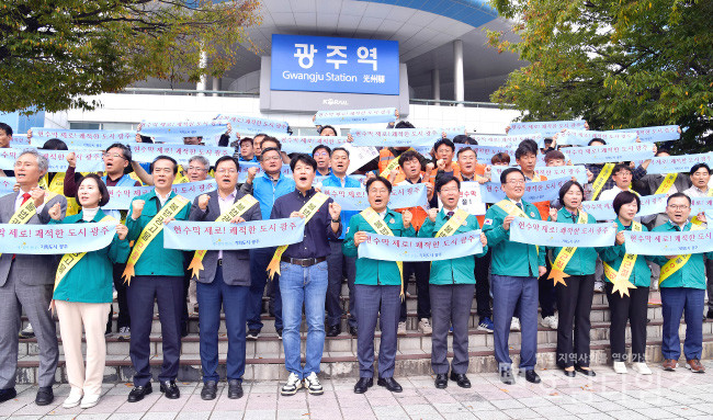 강기정 광주광역시장, 깨끗한 거리 조성 위한 현수막 정비 캠페인 참여.