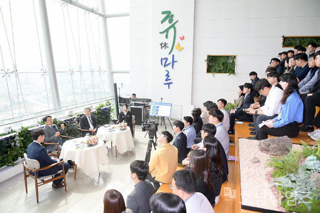 광주광역시와 광주도시공사는 8일 도시공사 휴마루에서 ‘공공기관 현장대화’를 가졌다.