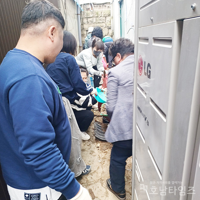 목포시 목원동 원도심 상인회(회장 신홍수)가 24일 목원동 로데오 광장 구석구석을 대청소했다.